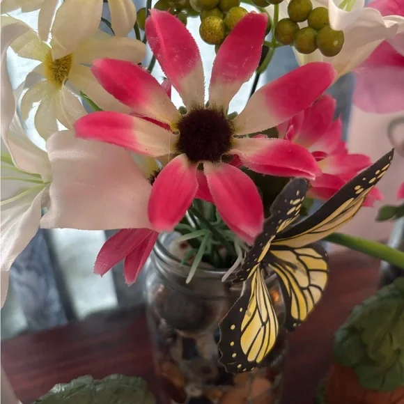 Gorgeous Flower Arangement In Mason Jar - Picture 3 of 4